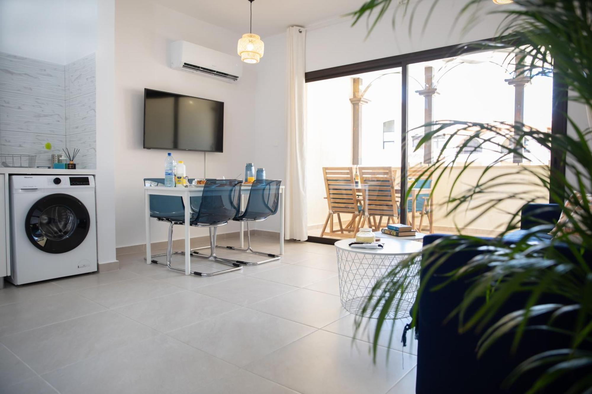 Seaside Modern Flat With Pool Queens Gardens 211 * Paphos
